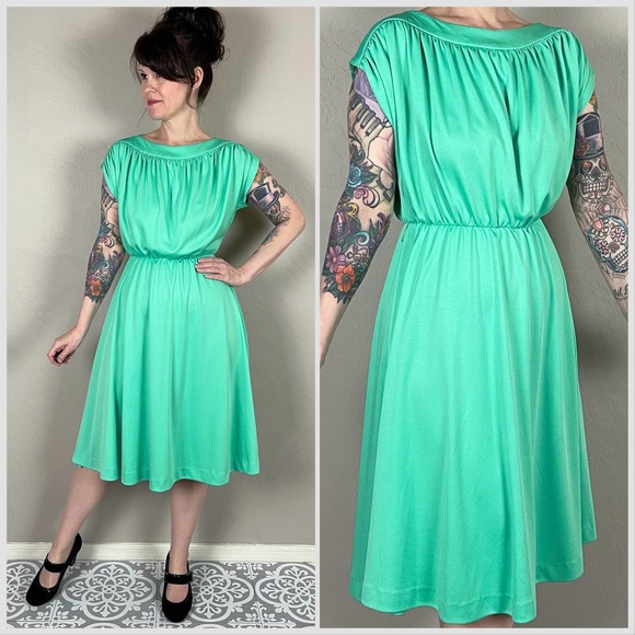 Vintage Dresses & Skirts - Vintage 1970s Mint Green Jersey Short Sleeve Fit and Flare Dress